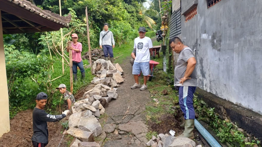 Perbaikan Jalan Penghubung Desaanyar-Daren Dimulai, Didanai dari Anggaran Bencana APBDesa Lalanglinggah 2025