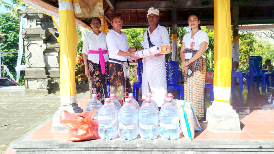Pemerintah Desa Lalanglinggah Serahkan Sumbangan untuk Upacara Piodalan dan Melaspas Pura Dang Kahyangan Gading Wani